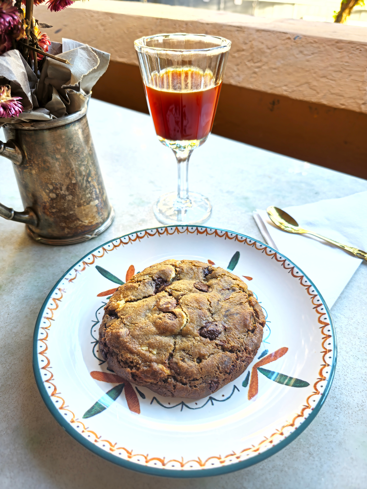 Espresso ao lado de cookie em mesa de mármore